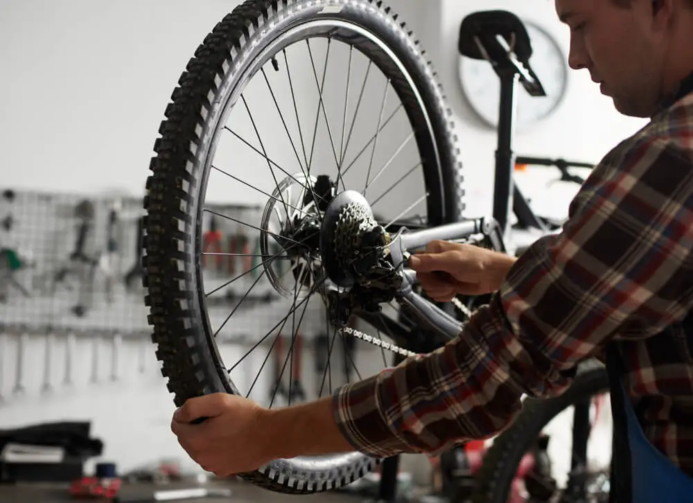 fietsenmaker verhelpt ratelend geluid bij een e-bike 